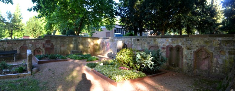 Bad Vilbel, Friedhof, Mauer mit barocken Grabsteinen (1)