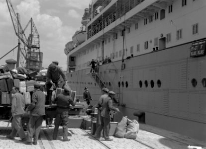 Bagage uitladen en aan boord van de Baloeran brengen in de haven van Marseille, Bestanddeelnr 191-0145
