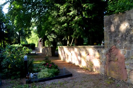 Bad Vilbel, Friedhof, Mauer mit barocken Grabsteinen