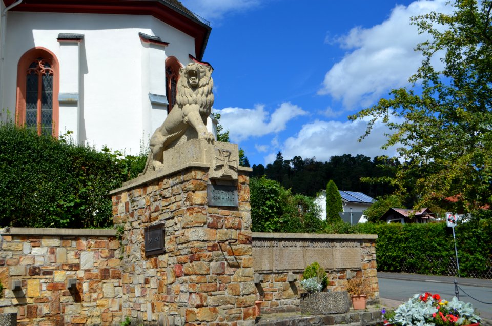 Bad Schwalbach, Martin-Luther-Kirche, Gefallenendenkmal (1)