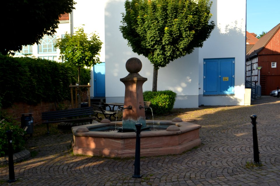 Bad Vilbel, Lohstraße, Brunnen vor der Alten Mühle