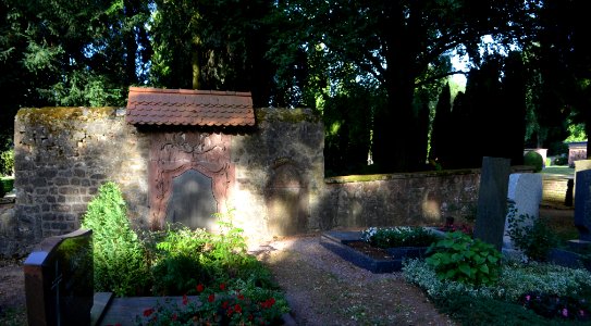 Bad Vilbel, Friedhof, Mauer mit barocken Grabsteinen (2)