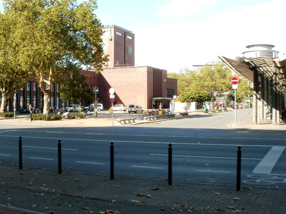 Bahnhofsgebäude Oberhausen mit Vorplatz am 25 08 2012