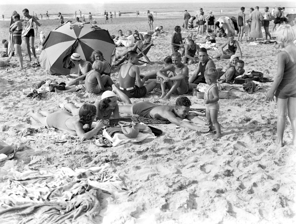 Badgasten op het strand in Scheveningen, Bestanddeelnr 189-0745
