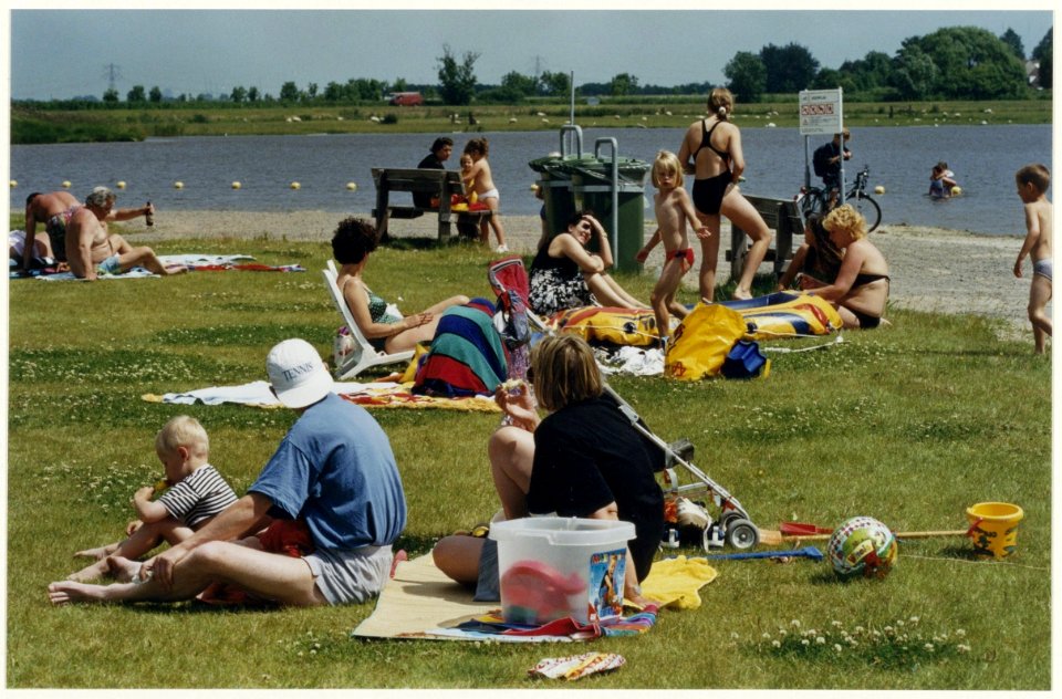 Badgasten op het strandje aan de Veerplas in de Veerpolder