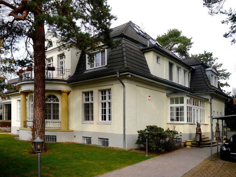 Badenallee 12 (Berlin-Westend)