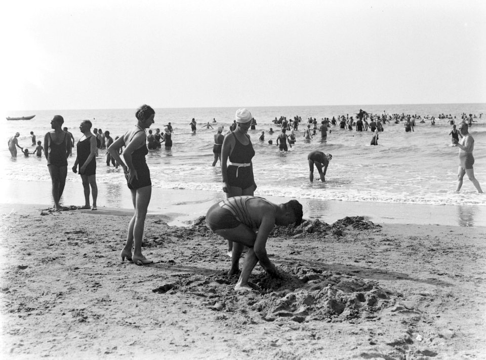 Badgasten op het strand in Scheveningen, Bestanddeelnr 189-0742
