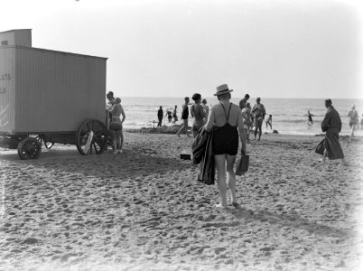 Badgasten op het strand in Scheveningen, Bestanddeelnr 189-0749
