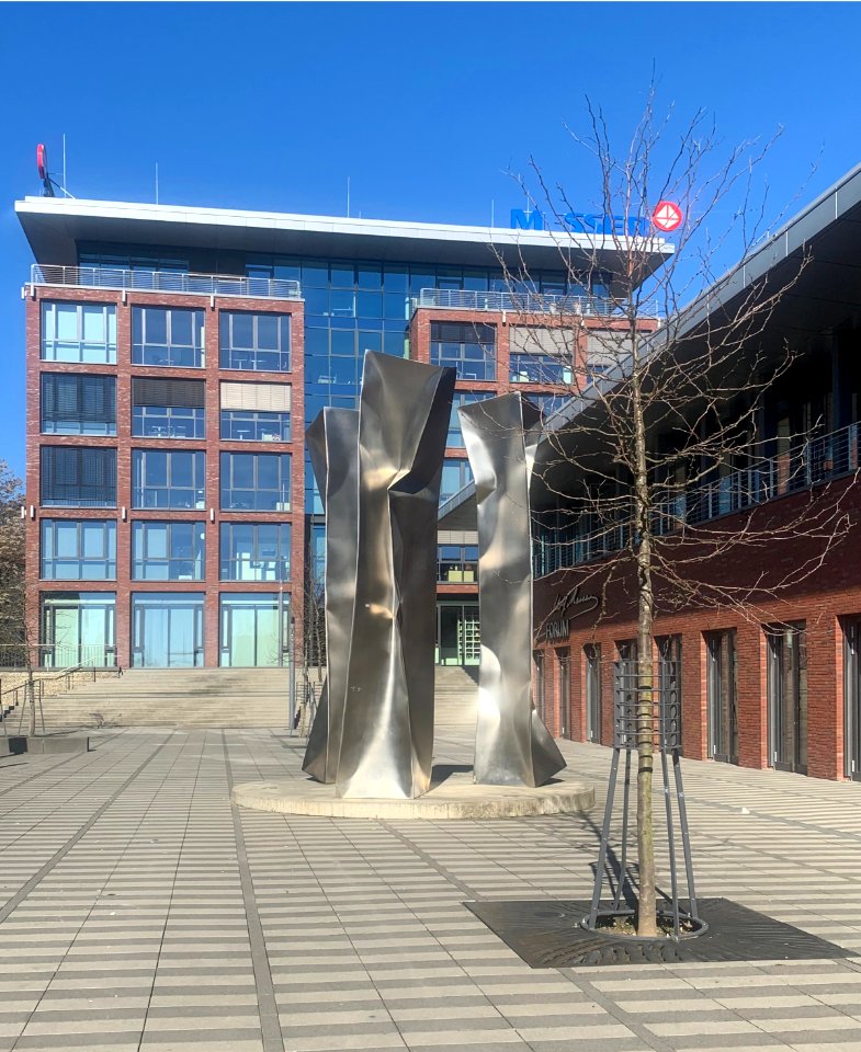 Bad Soden am Taunus, Adolf-Messer-Forum, Skulptur Drei Grazien