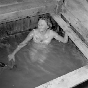 Badgaste in een zwavelbad aan de Dode Zee, Bestanddeelnr 255-2697