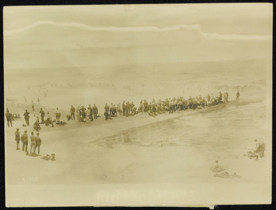 Badende Duitse soldaten aan het strand te Oostende, Bestanddeelnr 158-1392