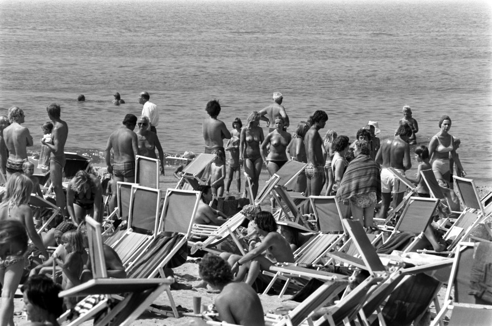 Badgasten aan het zonnebaden in de strandstoelen, Bestanddeelnr 928-0823