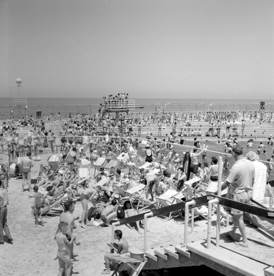 Badgasten in het zand en in het water, Bestanddeelnr 255-1956