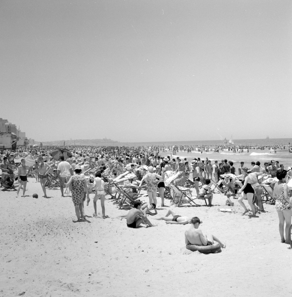 Badgasten vermaken zich op het strand, Bestanddeelnr 255-1981