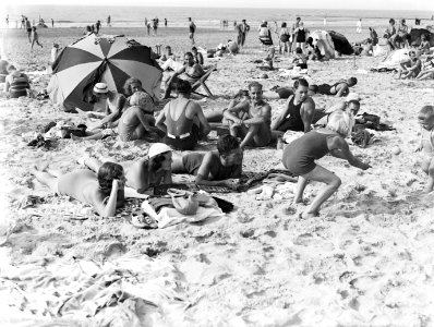 Badgasten op het strand in Scheveningen, Bestanddeelnr 189-0746