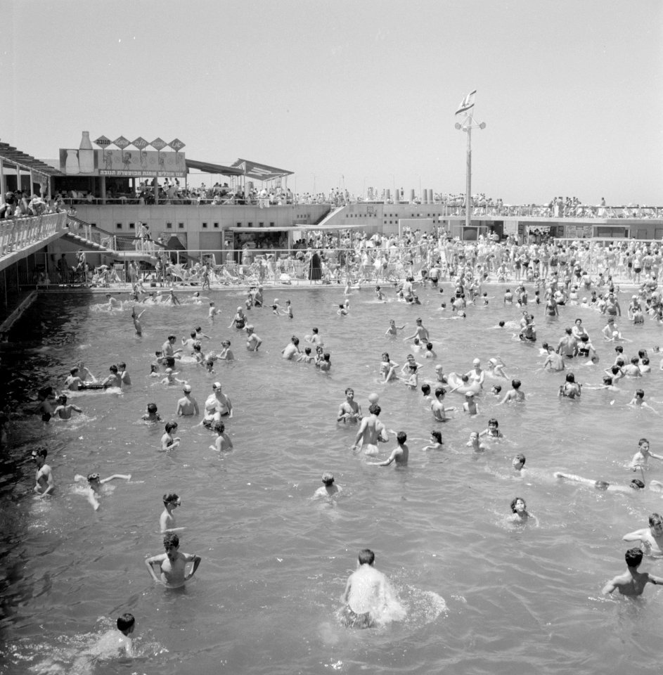 Badgasten zwemmen en spelen in het water, Bestanddeelnr 255-1957