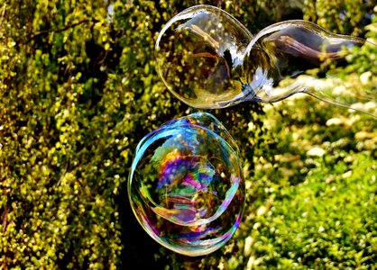 Make soap bubbles wabbelig iridescent