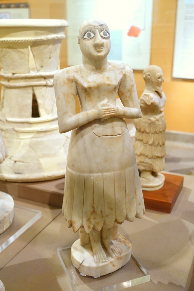 Bald, clean-shaven male worshipper, Tell Asmar, Square Temple of Abu, Shrine II, Early Dynastic period, 2700-2600 BC, gypsum, shell, bitument, lapis lazul- Oriental Institute Museum, University of Chicago - DSC07426