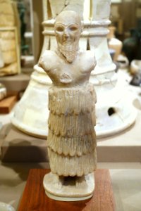 Bald, bearded male worshipper, Khafajah, Sin Temple IX, Early Dynastic period, 2650-2550 BC, gypsum, shell - Oriental Institute Museum, University of Chicago - DSC07422