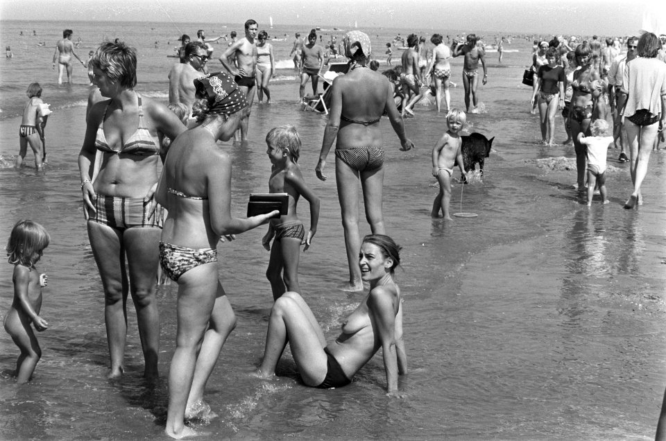 Badgasten zoeken afkoeling in zee, wel of niet topless, Bestanddeelnr 928-0819