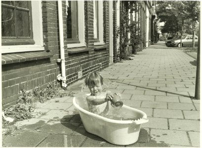 Badend kind op straat. Foto genomen in de Spaanse Vaartstraat, noordzijde, jaren '80. NL-HlmNHA 5400467323