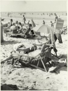 Badgasten op het strand van Zandvoort. NL-HlmNHA 54005618