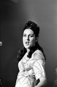 Bal Boetiek in Concertgebouw. Shirley tijdens optreden, Bestanddeelnr 920-6862