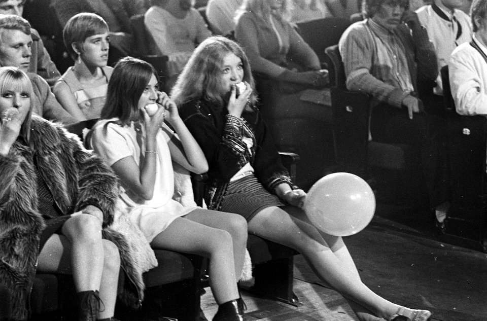 Bal Boetiek in Concertgebouw. Luisteren naar Donovan, in de ene hand een ballon , Bestanddeelnr 920-6860