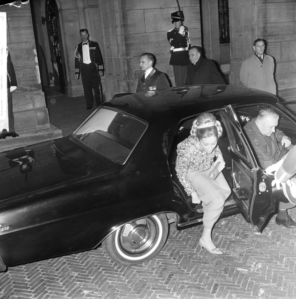 Bal op Paleis op de Dam , prinses Paola stapt uit auto, Bestanddeelnr 918-8640