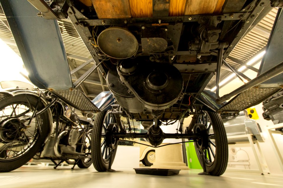 Baker Electric W Runabout at Verkehrsmuseum Dresden - Unterboden 4