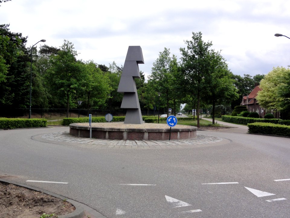 Bakel rotonde met sculptuur
