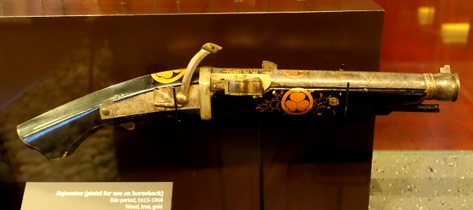 Bajozutsu (pistol for use on horseback), Japan, Edo period, 1615-1868 AD, wood, iron, gold - The Ann and Gabriel Barbier-Mueller Museum - DSC05562