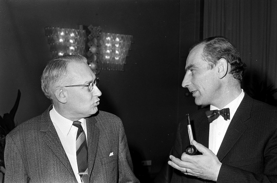 Balans van het huwelijk , persconferentie. Links professor dr. J. J. M. van Tu, Bestanddeelnr 920-7266