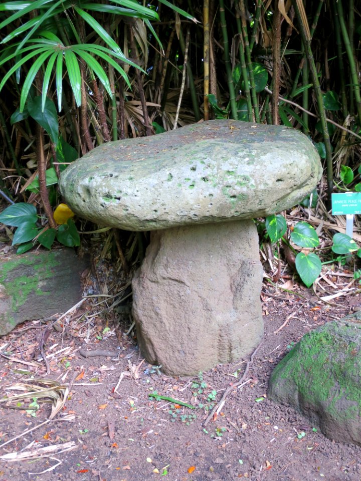 Balanced rocks, Spalding House gardens (Honolulu)