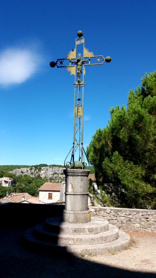 Balazuc - croix devant l'église sainte Marie-Madeleine