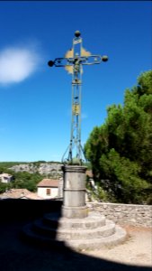 Balazuc - croix devant l'église sainte Marie-Madeleine