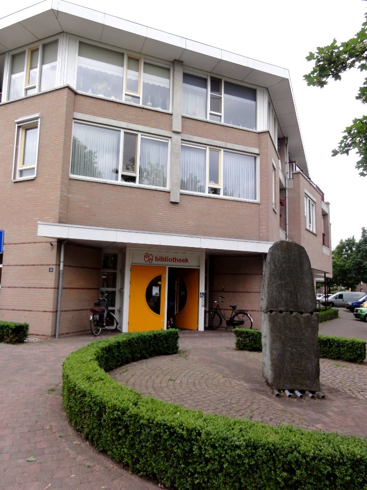Bakel bibliotheek met sculptuur