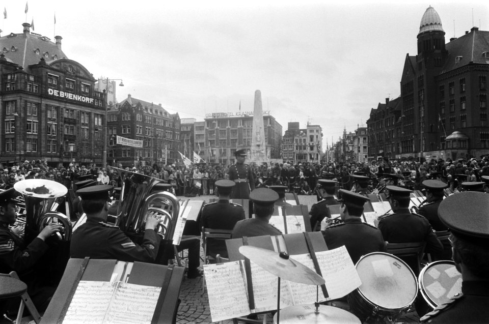 Band van RAF speelt op Dam in Amsterdam, Bestanddeelnr 928-5596