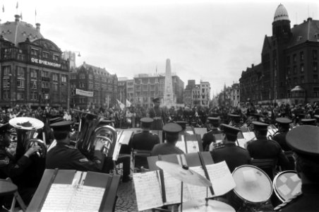 Band van RAF speelt op Dam in Amsterdam, Bestanddeelnr 928-5596