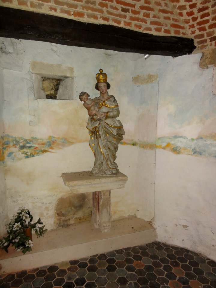 Bancigny (Aisne) église, statue vierge et enfant, detail defense