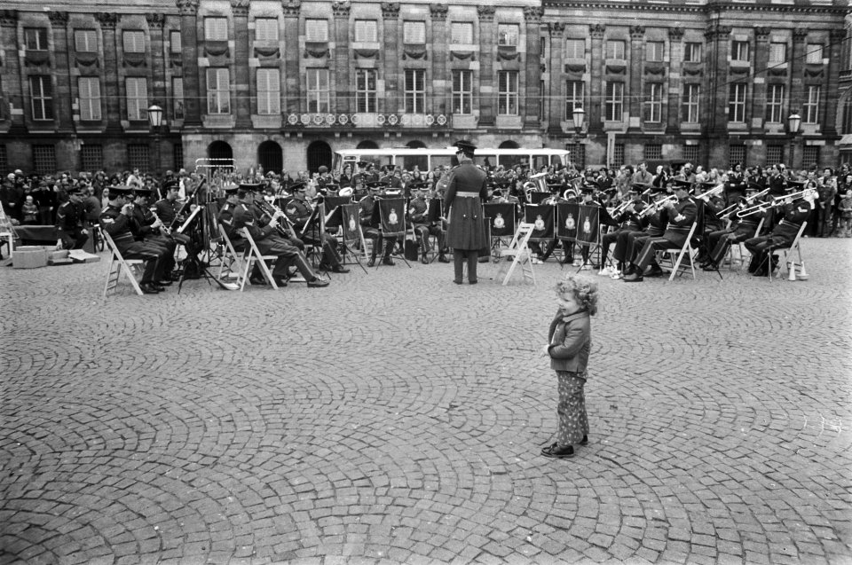 Band van RAF speelt op Dam in Amsterdam, Bestanddeelnr 928-5597