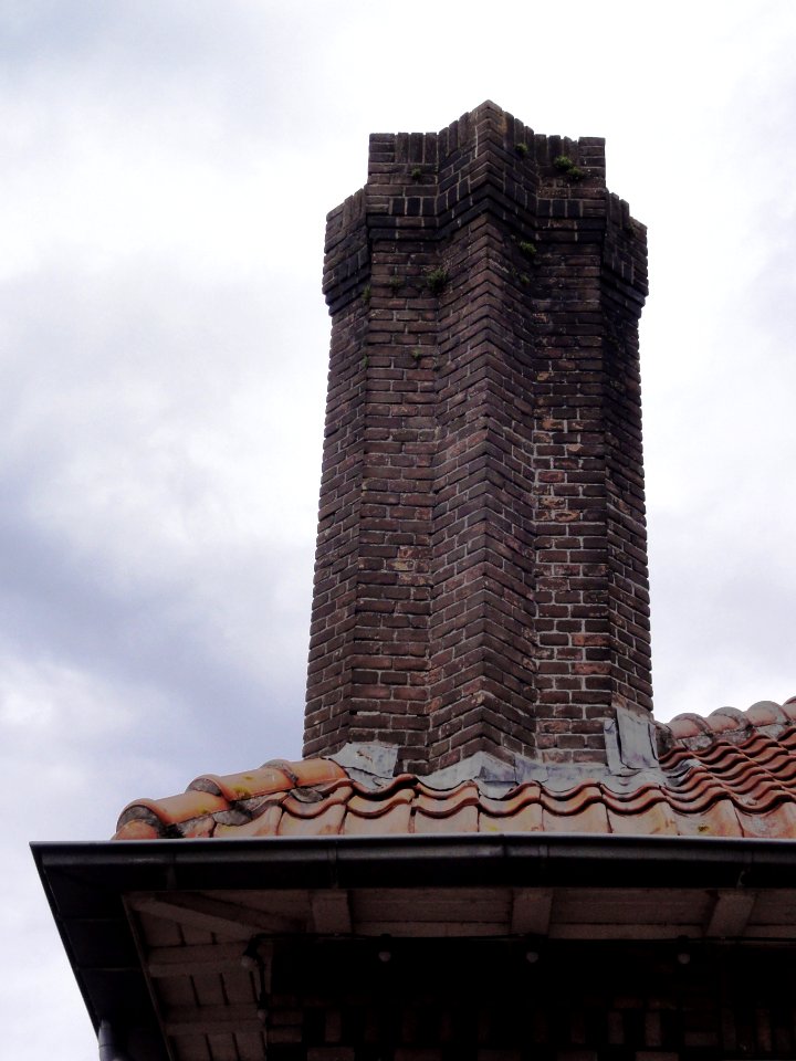 Bakel Rijksmonument 518091 voorm. school, veelhoekige schoorsteen