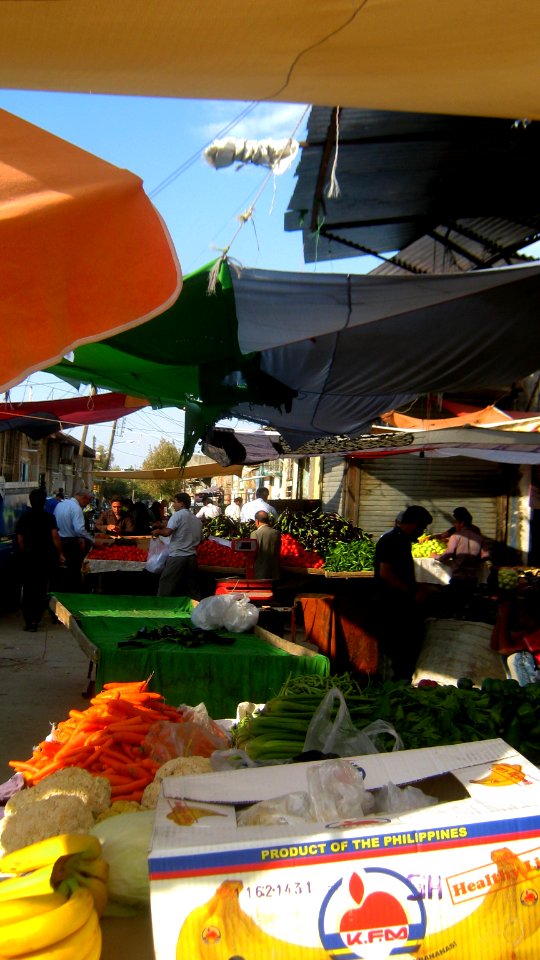 Banana of Philipines - Firut vendor in Cotton-beating Bazaar of Nishapur at morning 01