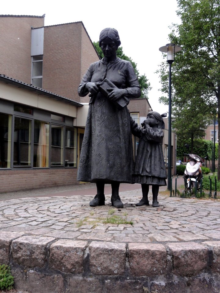 Bakel sculptuur moeder met kind, (signatuur Agrass '89)