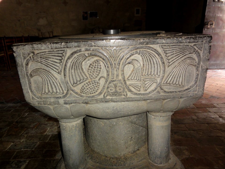 Bancigny (Aisne) église, fonts baptismaux 04