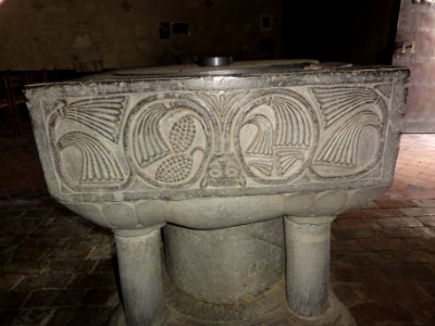 Bancigny (Aisne) église, fonts baptismaux 04