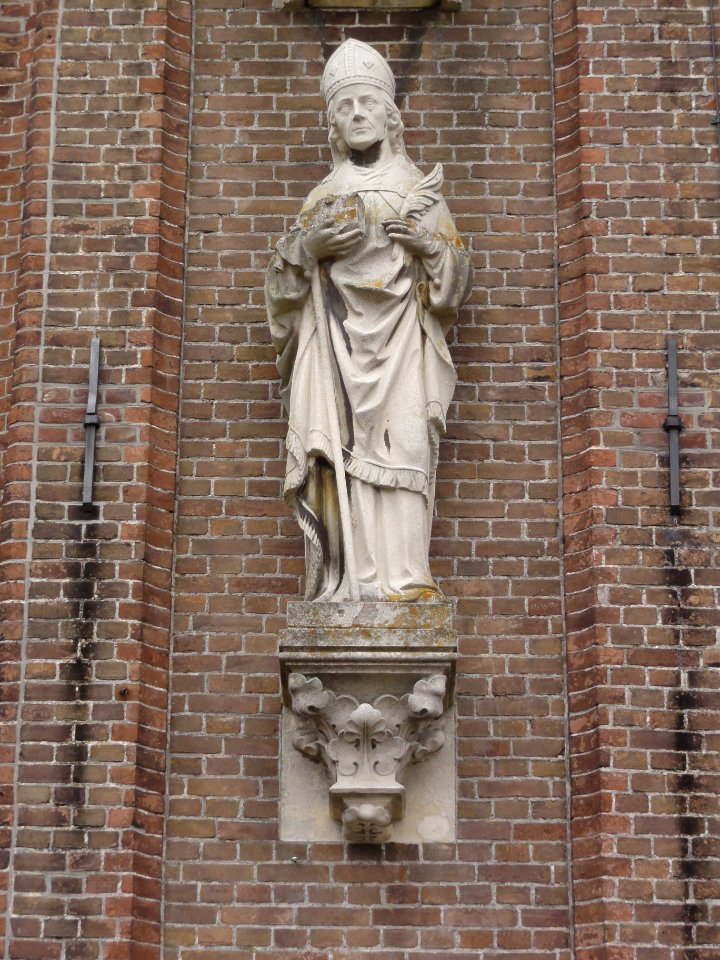 Bakel Rijksmonument 8592 St.Willibrorduskerk gevelbeeld links