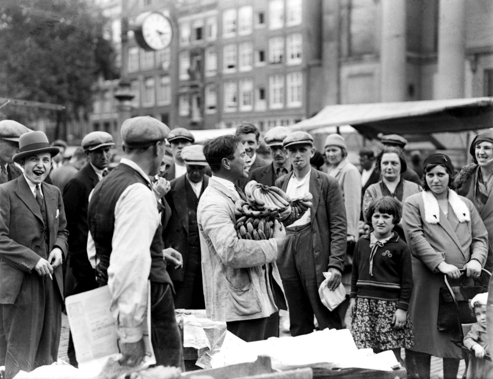 Bananenkoopman op de markt op het Waterlooplein, Bestanddeelnr 252-0613