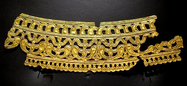 Band from a drinking horn, from the tomb of the chief of Eigenbilzen, start of the 2nd Iron Age, c. 400 BC, gold - Cinquantenaire Museum - Brussels, Belgium - DSC08709