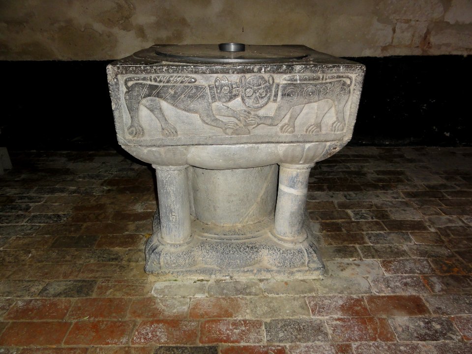 Bancigny (Aisne) église, fonts baptismaux 02